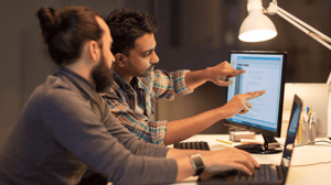 Dos vendedores frente a una computadora representando el proceso de identificar a la competencia en e-ecommerce