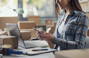 bg-lp-edit-ecommerce-specialist-using-smartphone