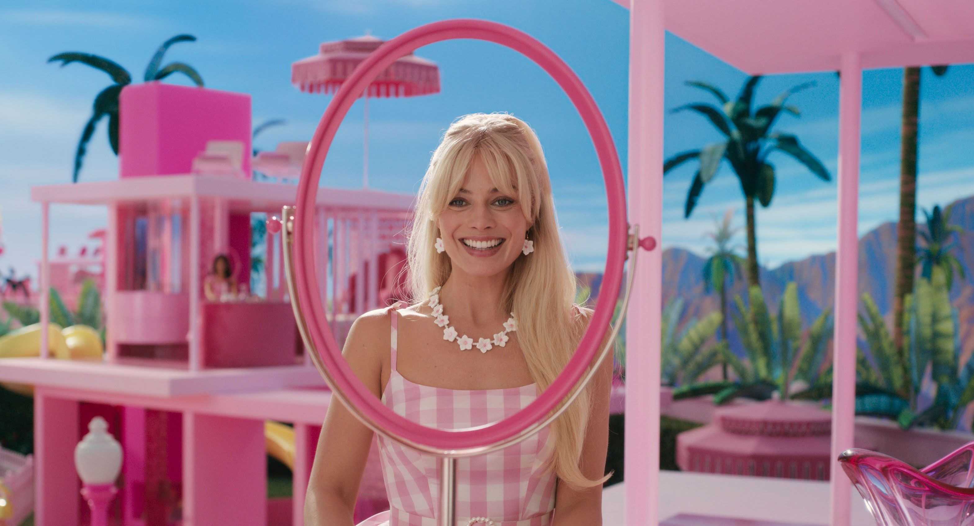 Vende 1 trailer e 1 guarda roupa da barbie com a boneca barbie